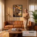 Leão de perfil em close com juba iluminada pela luz do sol na savana africana, quadro decorativo