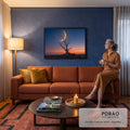 Quadro Decorativo Grande Árvore Seca Lua Dourada para Sala | quadros decorativos para sala de estar | árvore seca silhuetada contra lua crescente dourada em céu de pôr do sol | em ambiente 3 | Porao dos Quadros
