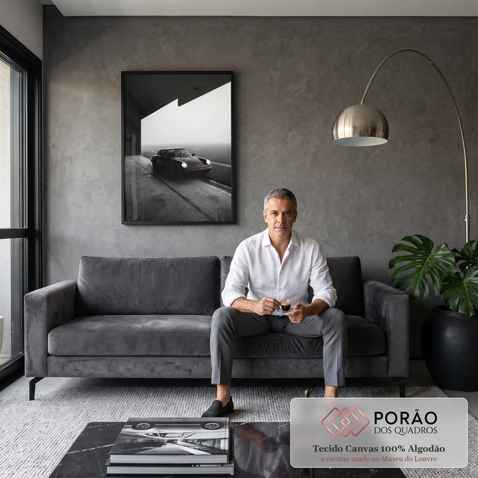 Quadro Decorativo Grande Carro Clássico Preto para Sala | quadros decorativos para sala de estar | carro esportivo clássico preto estacionado na saída de um hangar com neblina ao fundo | em ambiente 3 | Porao dos Quadros