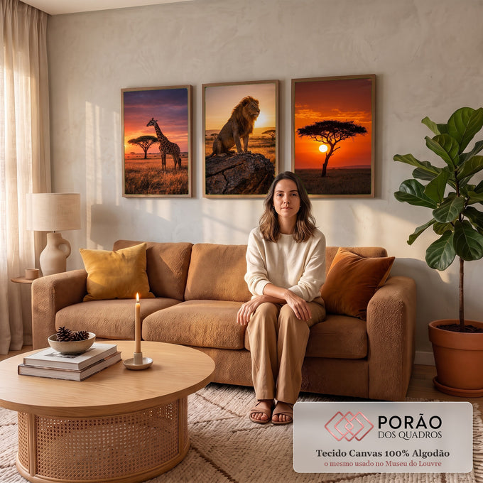 Quadro Decorativo Kit 3 Telas Savana Africana para Sala | quadros decorativos para sala de estar | tríptico com girafa, leão em rocha e árvore acácia ao pôr do sol africano | em ambiente 3 | Porao dos Quadros