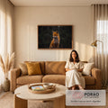 Raposa-vermelha sentada olhando de lado sob a garoa, fundo de floresta verde desfocado, quadro decorativo