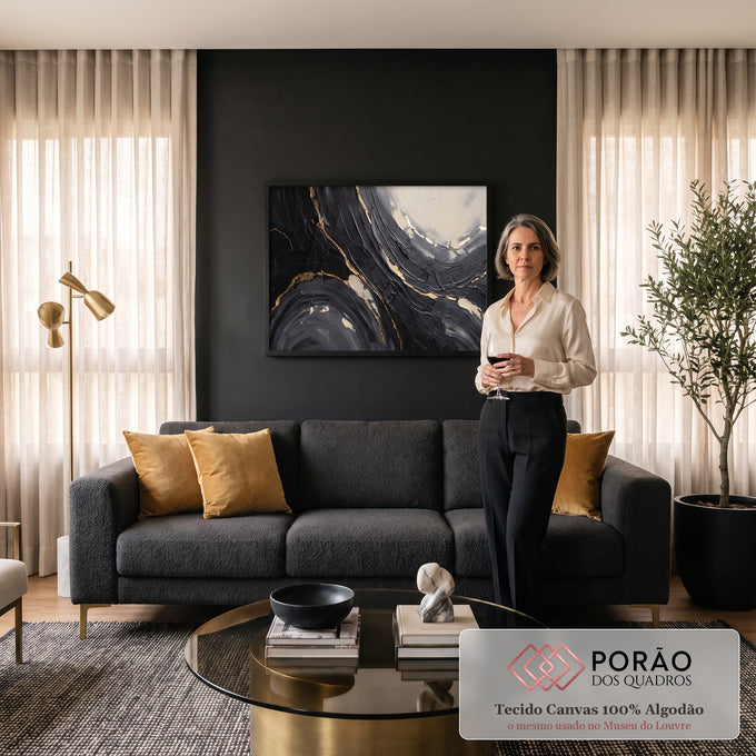 Quadro Decorativo Grande Textura Preta Preto para Sala | quadros decorativos para sala de estar | pintura abstrata texturizada em preto e cinza com veios de folha dourada | em ambiente 3 | Porao dos Quadros