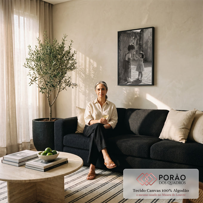 Menino oferece sorvete a menina em ruela de pedra com arco antigo, foto preto e branco, quadro decorativo