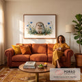 Quadro Decorativo Grande Ouriço de Bebê para Quarto de Bebê | quadros decorativos para sala de estar | ouriço filhote em aquarela cercado por flores azuis e folhagem sobre fundo bege | em ambiente 3 | Porao dos Quadros