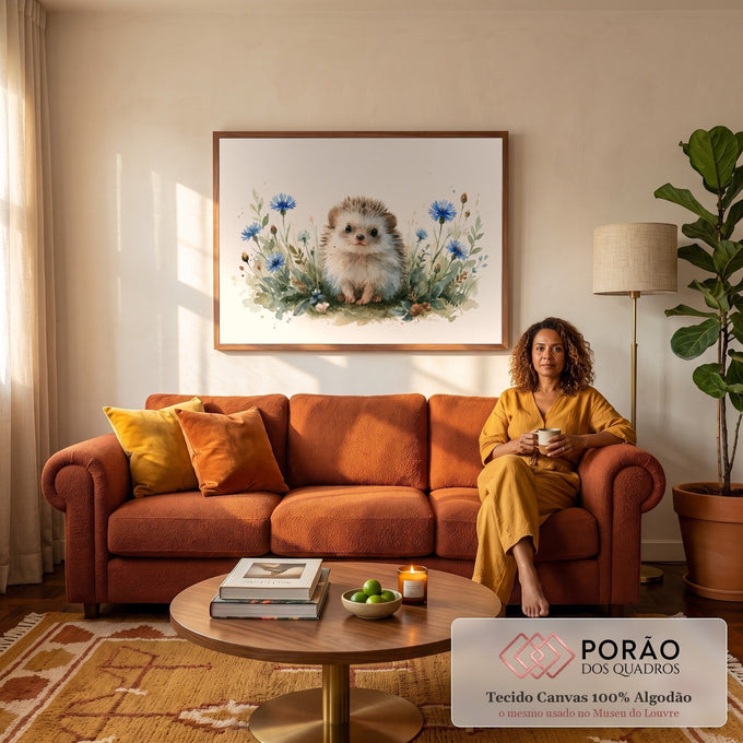 Quadro Decorativo Grande Ouriço de Bebê para Quarto de Bebê | quadros decorativos para sala de estar | ouriço filhote em aquarela cercado por flores azuis e folhagem sobre fundo bege | em ambiente 3 | Porao dos Quadros