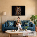 Quadro Decorativo Grande Tigre Olhar Fixo para Sala Laranja | quadros decorativos para sala de estar | tigre adulto caminhando com olhos âmbar fixos sobre fundo preto profundo | em ambiente 3 | Porao dos Quadros