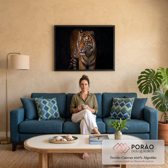 Quadro Decorativo Grande Tigre Olhar Fixo para Sala Laranja | quadros decorativos para sala de estar | tigre adulto caminhando com olhos âmbar fixos sobre fundo preto profundo | em ambiente 3 | Porao dos Quadros