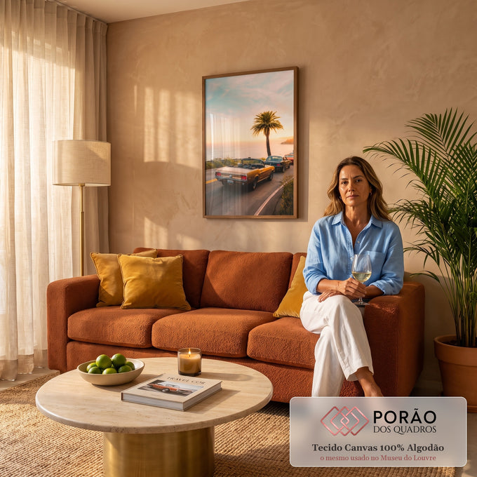 Carro conversível vintage dourado em estrada litorânea ao pôr do sol com palmeira e mar, quadro decorativo