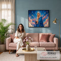 Nossa Senhora de manto azul abraçando o Menino Jesus sob céu estrelado e nuvens rosa, quadro decorativo