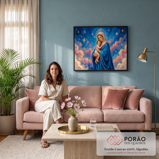 Nossa Senhora de manto azul abraçando o Menino Jesus sob céu estrelado e nuvens rosa, quadro decorativo