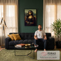 Quadro Decorativo Grande Mona Lisa Boxeadora para Sala Preto | quadros decorativos para sala de estar | Mona Lisa com capacete e luvas de boxe pretas em pose de defesa | em ambiente 3 | Porao dos Quadros
