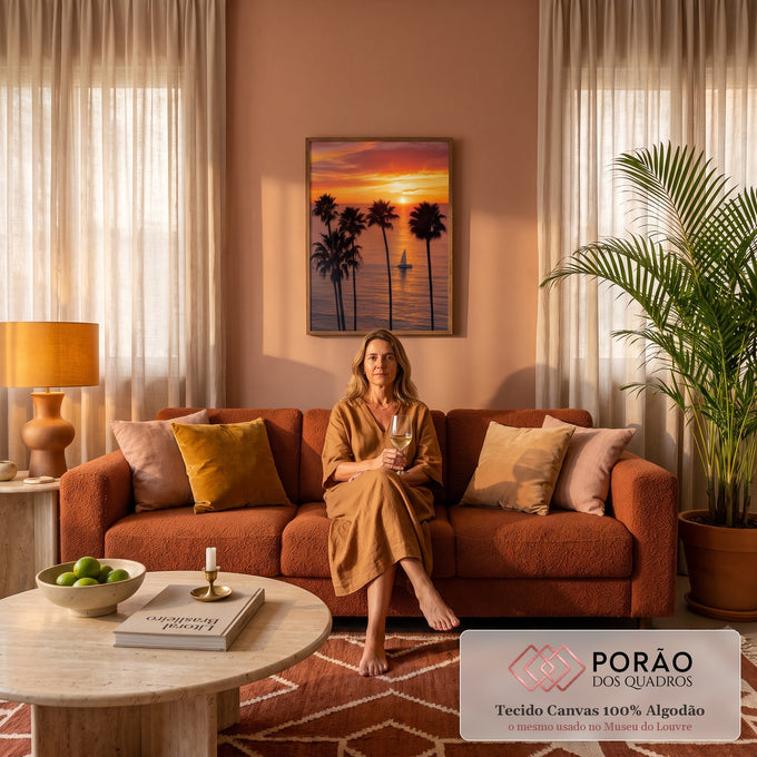 Pôr do sol laranja no mar com palmeiras altas em silhueta e veleiro branco ao centro, quadro decorativo