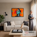 Rosto de mulher em cinza com triângulos turquesa e pink sobre fundo laranja, quadro decorativo