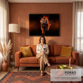 Tigre rugindo e avançando envolto em chamas laranja sobre fundo preto com fumaça, quadro decorativo