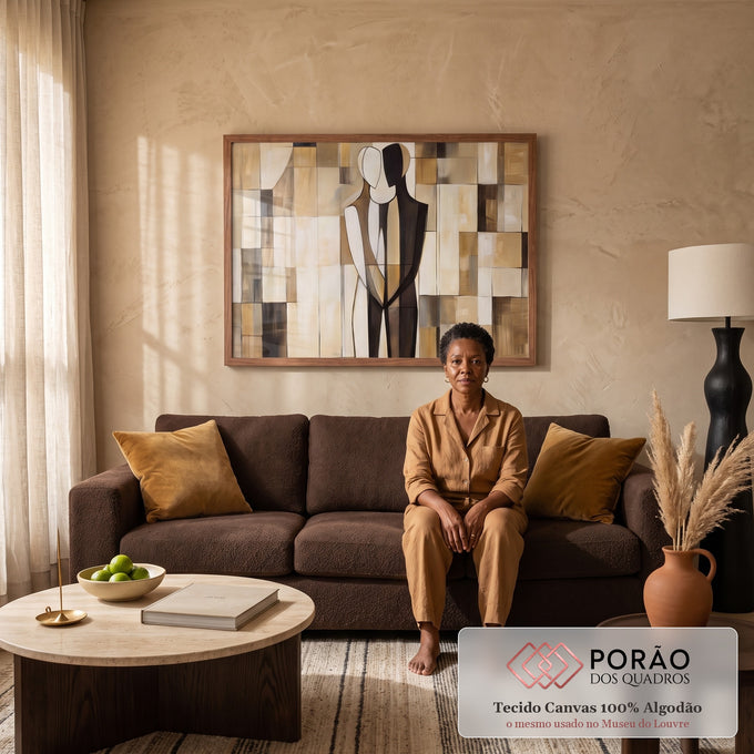 Quadro Decorativo Grande Casal Abstrato para Sala Bege | quadros decorativos para sala de estar | duas figuras abraçadas em preto e branco sobre fundo geométrico bege e marrom | em ambiente 3 | Porao dos Quadros