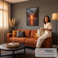 Estrada com linha amarela e sol em raios entre árvores sob céu nublado ao pôr do sol, quadro decorativo