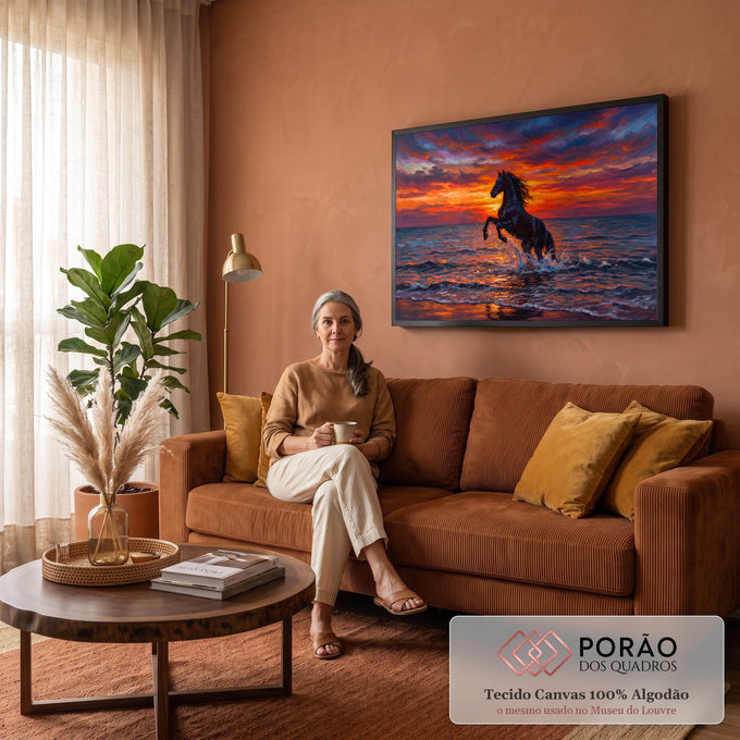 Cavalo negro empinado nas ondas do mar sob céu de pôr do sol laranja e roxo, quadro decorativo