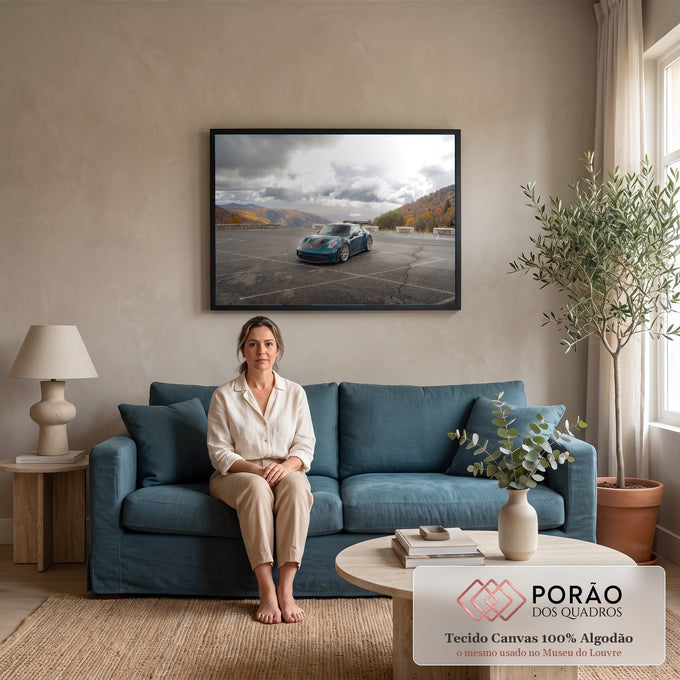 Quadro Decorativo Grande Carro Verde Petróleo para Sala | quadros decorativos para sala de estar | carro esportivo verde-petróleo em mirante com montanhas de outono ao fundo | em ambiente 3 | Porao dos Quadros