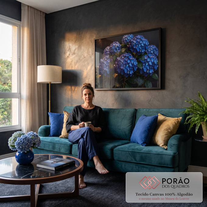 Quadro Decorativo Grande Hortênsias Azuis para Sala Azul | quadros decorativos para sala de estar | hortênsias azuis com gotas de água sobre fundo preto texturizado | em ambiente 3 | Porao dos Quadros
