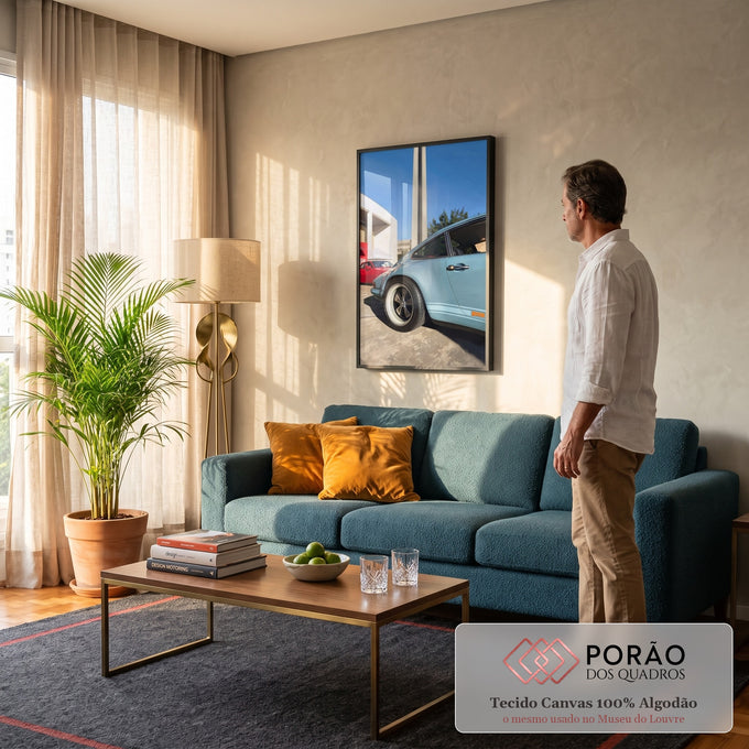 Porsche 911 clássico azul claro com rodas esportivas, carro vermelho e obelisco ao fundo, quadro decorativo