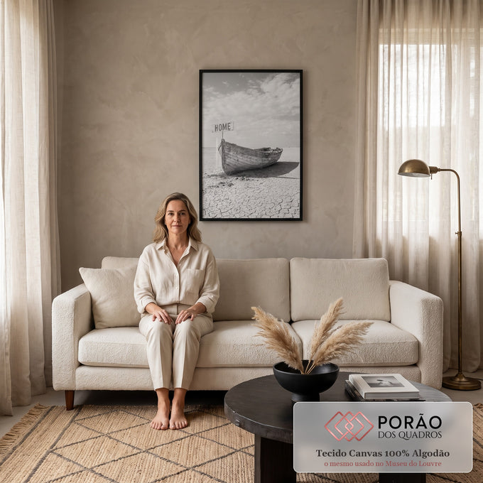 Barco de madeira envelhecido com placa HOME sobre terra rachada em preto e branco, quadro decorativo