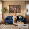 Nossa Senhora em prece feita em mosaico, halo de vitral e folhagens sobre parede bege, quadro decorativo