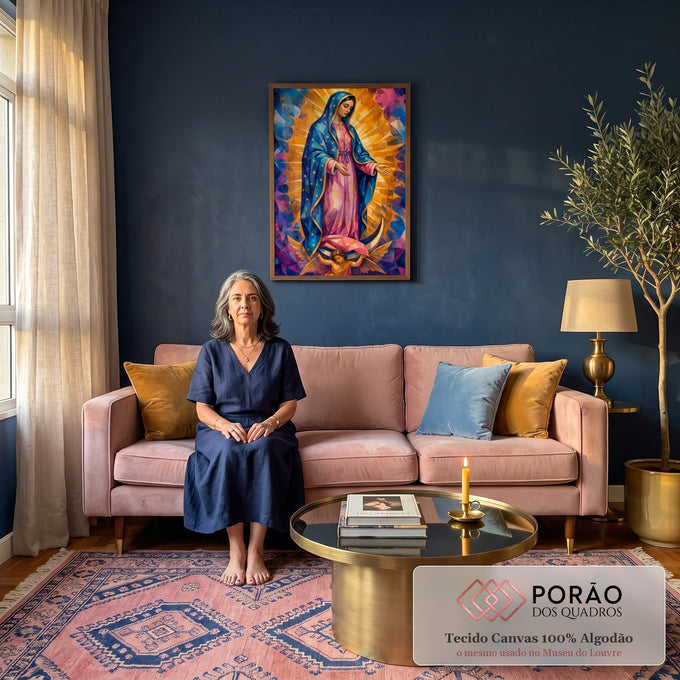 Quadro Decorativo Grande Nossa Azul para Sala | quadros decorativos para sala de estar | Nossa Senhora de Guadalupe em estilo geométrico com manto azul estrelado e raios dourados | em ambiente 3 | Porao dos Quadros