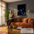 Quadro Decorativo Grande Criança Observando para Sala Preto | quadros decorativos para sala de estar | criança em silhueta tocando capô de carro esportivo azul no escuro | em ambiente 3 | Porao dos Quadros