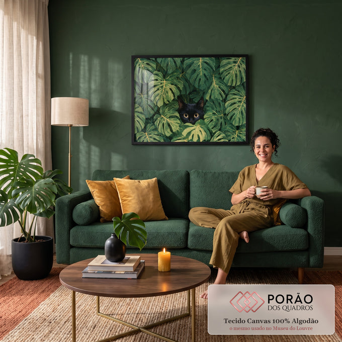 Gato preto de olhos amarelos espiando entre folhas verdes de monstera, ilustração, quadro decorativo
