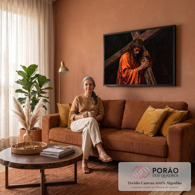 Pintura a óleo de Jesus Cristo com coroa de espinhos e manto laranja carregando a cruz, quadro decorativo
