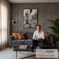 Mímico de cartola com malas antigas e balões coloridos sobre trilhos, foto preto e branco, quadro decorativo