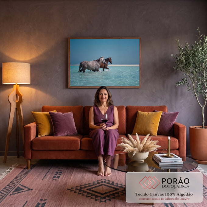 Quadro Decorativo Grande Cavalos Caminhando para Sala Azul | quadros decorativos para sala de estar | dois cavalos caminhando em água turquesa rasa com areia branca ao fundo | em ambiente 3 | Porao dos Quadros