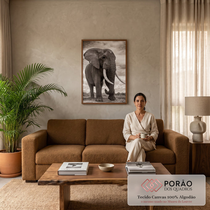 Elefante africano de presas longas em fotografia sépia sob céu nublado, quadro decorativo
