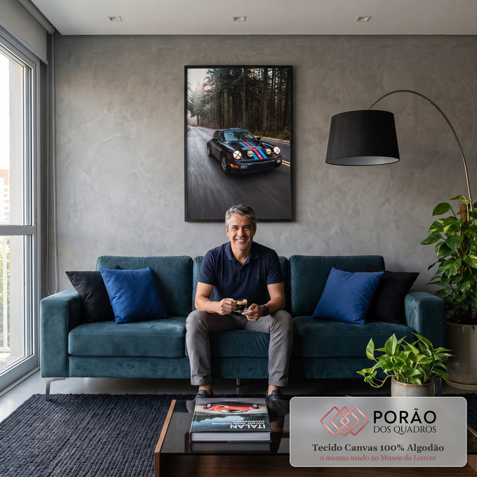 Porsche 911 preto com faixas Martini em velocidade numa estrada cercada por pinheiros, quadro decorativo
