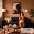Quadro Decorativo Grande Silhueta de Mulher para Sala | quadros decorativos para sala de estar | silhueta de mulher de cabelo cacheado lendo livro sob luz laranja quente | em ambiente 3 | Porao dos Quadros