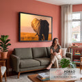 Elefante africano de frente na savana, orelha iluminada pela luz dourada do pôr do sol, quadro decorativo
