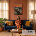 Quadro Decorativo Grande Grito Edvard para Sala Laranja | quadros decorativos para sala de estar | figura gritando em ponte com céu vermelho e laranja intenso ao fundo | em ambiente 3 | Porao dos Quadros