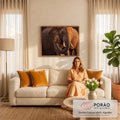 Elefante africano em close com presas de marfim, tromba curvada e poeira na luz dourada, quadro decorativo