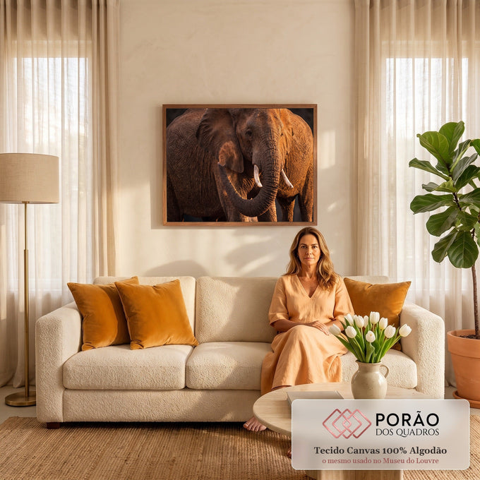 Elefante africano em close com presas de marfim, tromba curvada e poeira na luz dourada, quadro decorativo