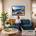 Porsche 911 clássico azul-claro em pátio de pedra com esportivos e árvores, efeito óleo, quadro decorativo
