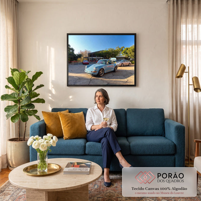 Porsche 911 clássico azul-claro em pátio de pedra com esportivos e árvores, efeito óleo, quadro decorativo