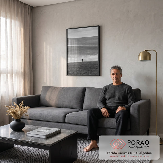 Figura solitária em campo ondulado sob céu nublado em fotografia preto e branco, quadro decorativo