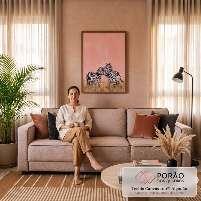 Duas zebras se acariciando na savana de grama dourada com fundo rosa, pintura a óleo, quadro decorativo