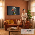 Mulher surreal com flor laranja no olho, batom vermelho e recorte pied-de-poule em fundo cinza, quadro decorativo
