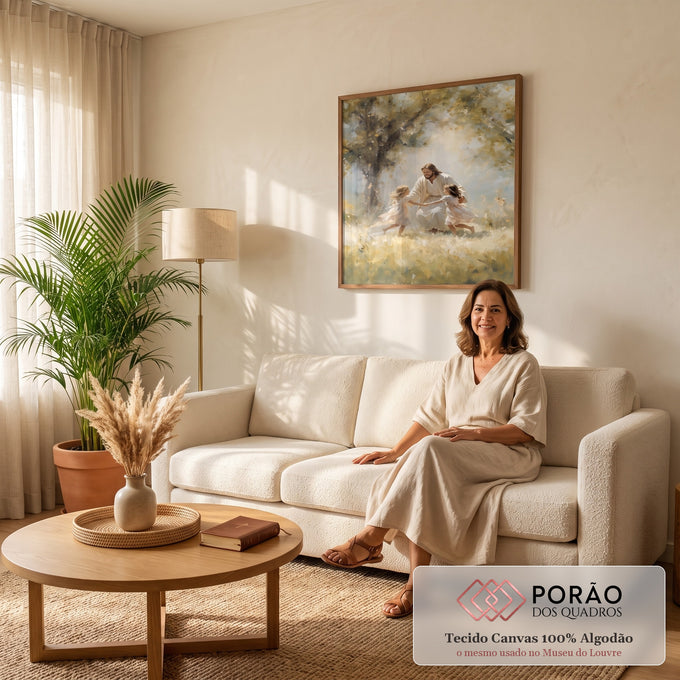 Quadro Decorativo Grande Jesus Brincando para Sala Branco | quadros decorativos para sala de estar | homem de túnica branca sorrindo com duas meninas num campo iluminado por luz dourada | em ambiente 3 | Porao dos Quadros