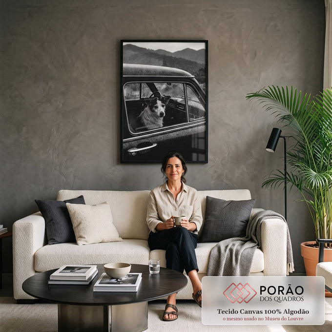 Cachorro olhando pela janela de carro antigo na chuva com montanhas, foto preto e branco, quadro decorativo