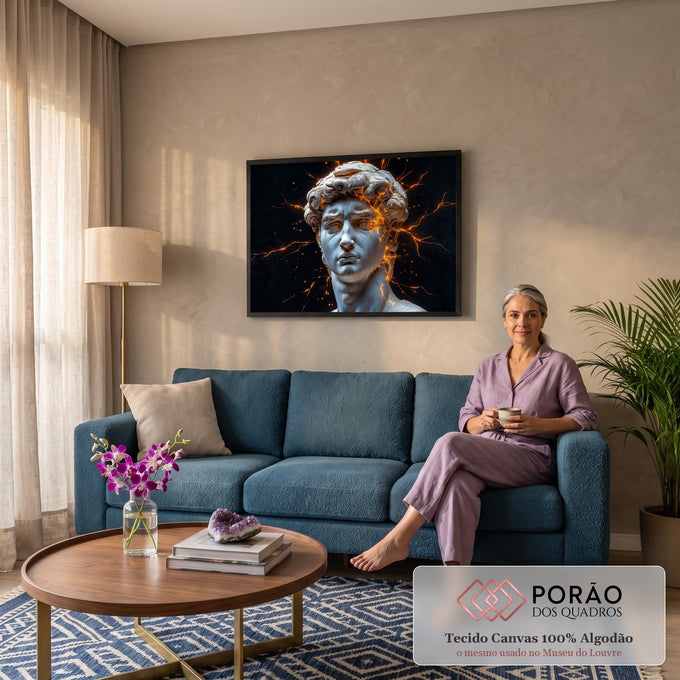 Quadro Decorativo Grande Busto de Davi para Sala Branco | quadros decorativos para sala de estar | busto de Davi em mármore branco com rachaduras de luz laranja sobre fundo preto | em ambiente 3 | Porao dos Quadros