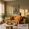 Leopardo de olhar fixo caminhando por campo verde com flores azuis, fotografia realista, quadro decorativo