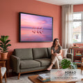 Flamingos cor-de-rosa refletidos em lago calmo sob céu rosa e lilás ao pôr do sol, quadro decorativo