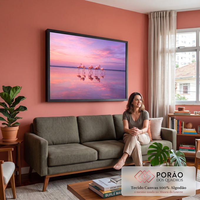 Flamingos cor-de-rosa refletidos em lago calmo sob céu rosa e lilás ao pôr do sol, quadro decorativo